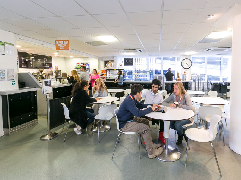 Helle Cafeteria der Sprachschule in Cambridge, ideal für Pausen und Gespräche während deiner Englisch Sprachreise