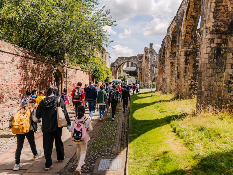 Luftaufnahme des weitläufigen Schulcampus von St Giles Canterbury mit historischen Gebäuden und Grünflächen