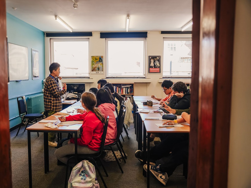 Englischunterricht in einem hellen Klassenraum mit motivierten Schülern