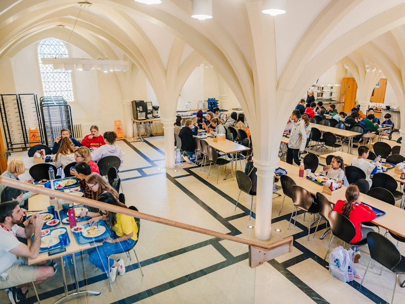 Große Mensa im historischen Gewölbesaal, in der Schüler gemeinsam essen