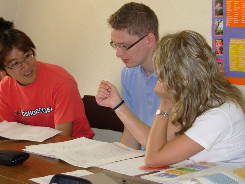 Aufenthaltsraum der ELC Sprachschule mit Sesseln und Fernseher