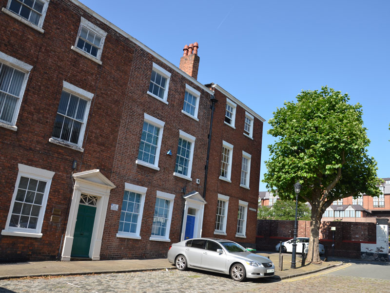 Seminarraum der Sprachschule in Chester mit Tisch und Stühlen