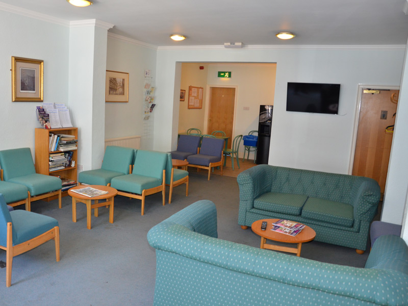 Infobildschirm zu Kursen und Ausflügen an der ELC Sprachschule