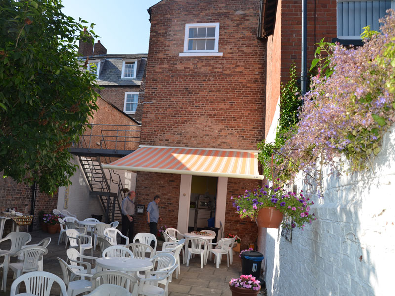 Innenhof mit Sitzbereich und Blumen an der ELC Sprachschule in Chester