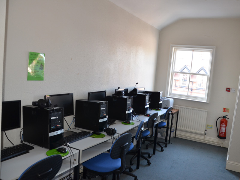 Computerraum der Sprachschule mit Lernplätzen und Headsets