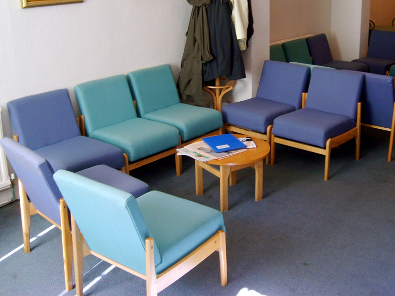 Lounge mit blauen Sitzmöbeln für Kursteilnehmende in Chester