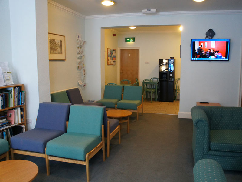 Aufenthaltsraum mit Sofas und Fernseher in der ELC Sprachschule Chester