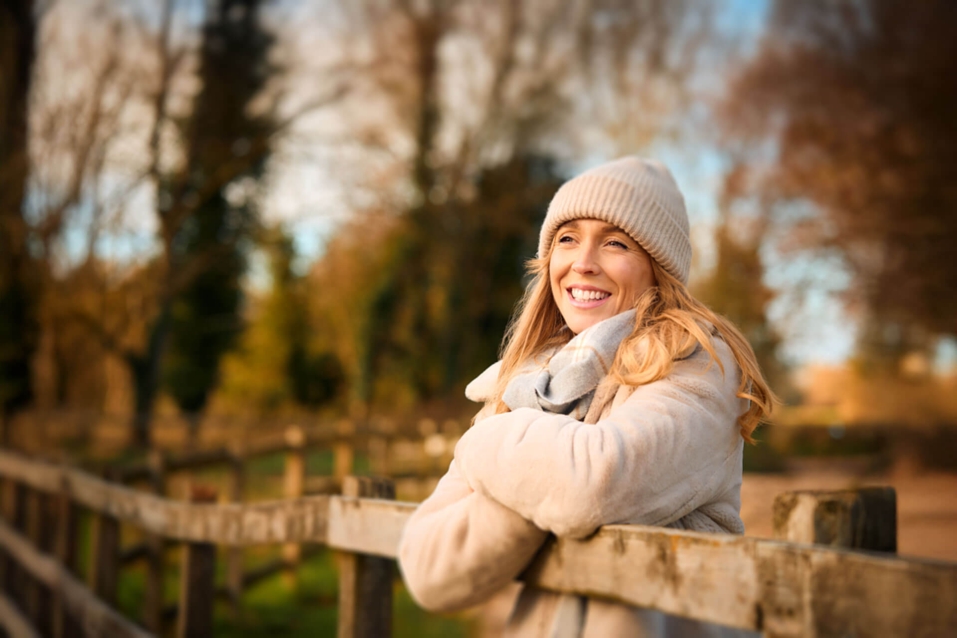 Teilnehmerin einer Englisch Sprachreise genießt den Wintertag in Chester