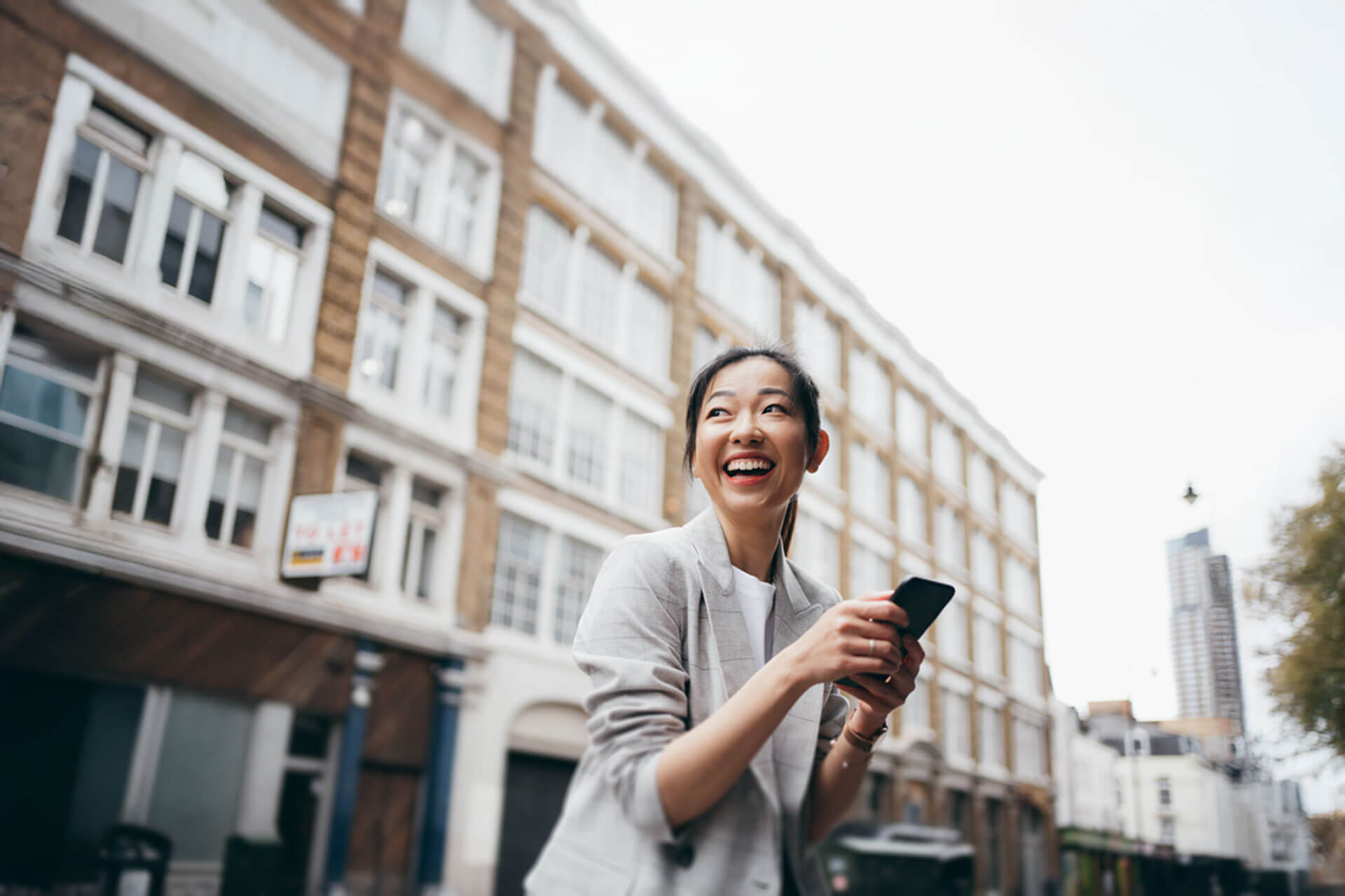 Teilnehmerin einer Business Englisch Sprachreise in Chester unterwegs in der Stadt