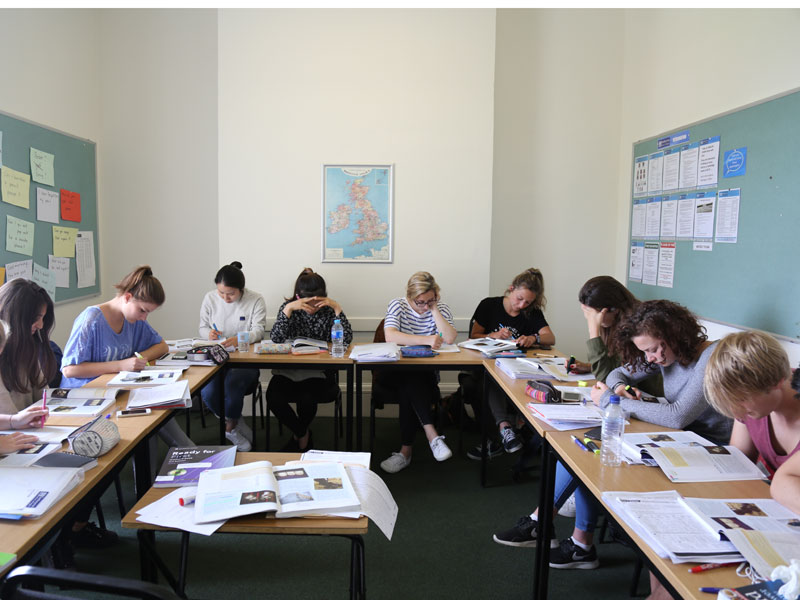 Unterricht in der ELC Sprachschule Eastbourne mit konzentrierten Teilnehmenden
