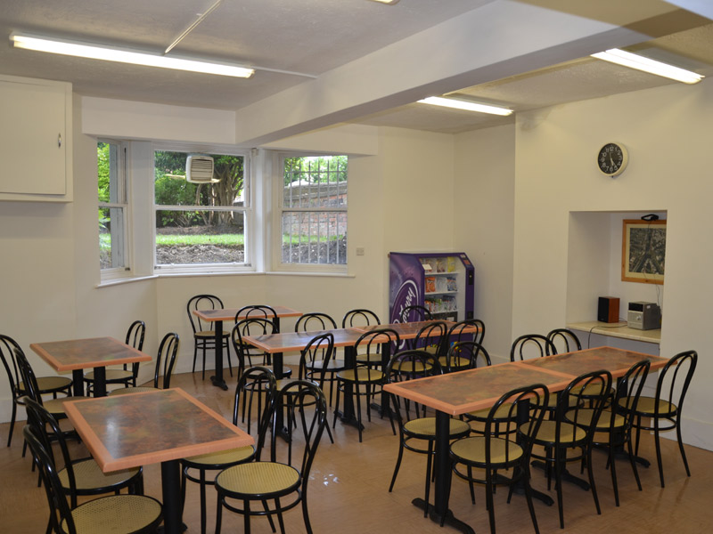 Cafeteria der Sprachschule Eastbourne mit Sitzplätzen für Pausen und Gespräche