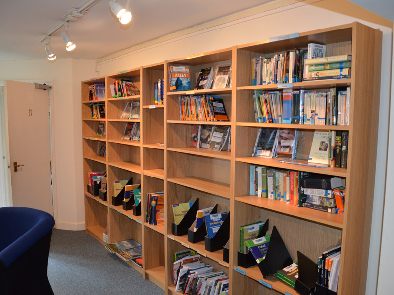 Bibliothek der ELC Sprachschule Eastbourne mit englischen Lern- und Fachbüchern