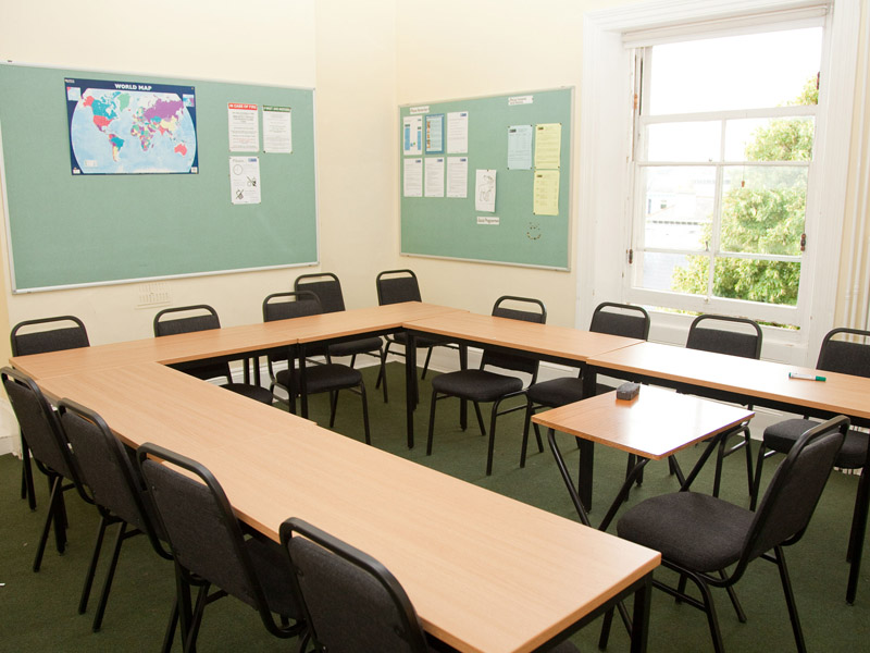 Seminarraum in der Sprachschule Eastbourne mit großen Fenstern und Gruppentischen