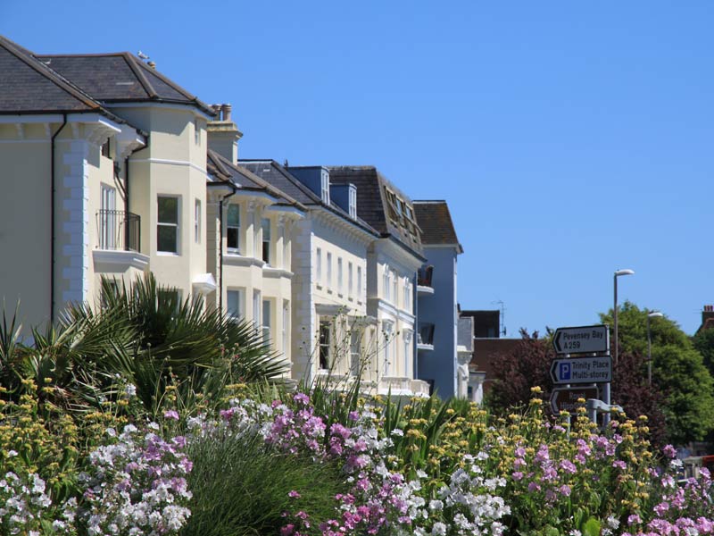 Straßenansicht mit Häusern und Blumen nahe der ELC Sprachschule Eastbourne