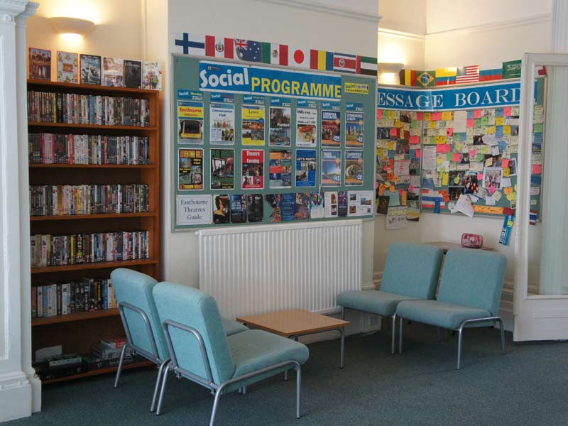 Aufenthaltsraum mit Social Programme Aushang in der ELC Sprachschule Eastbourne