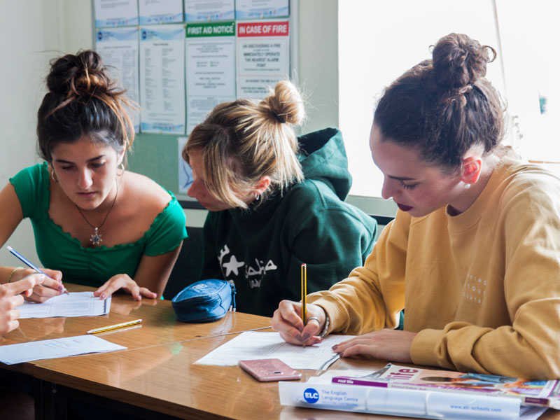 Sprachkurs in Eastbourne mit motivierten Teilnehmenden im Unterricht