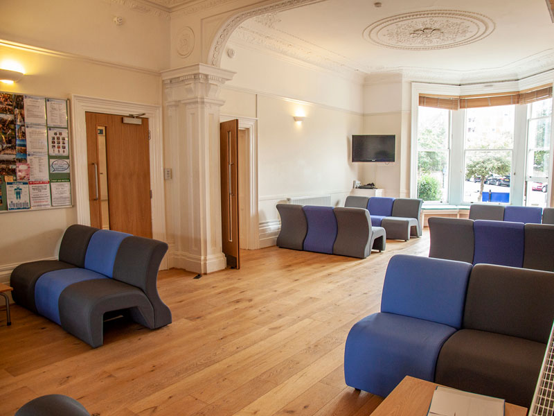 Aufenthaltsraum der ELC Sprachschule Eastbourne mit modernen Sitzgelegenheiten