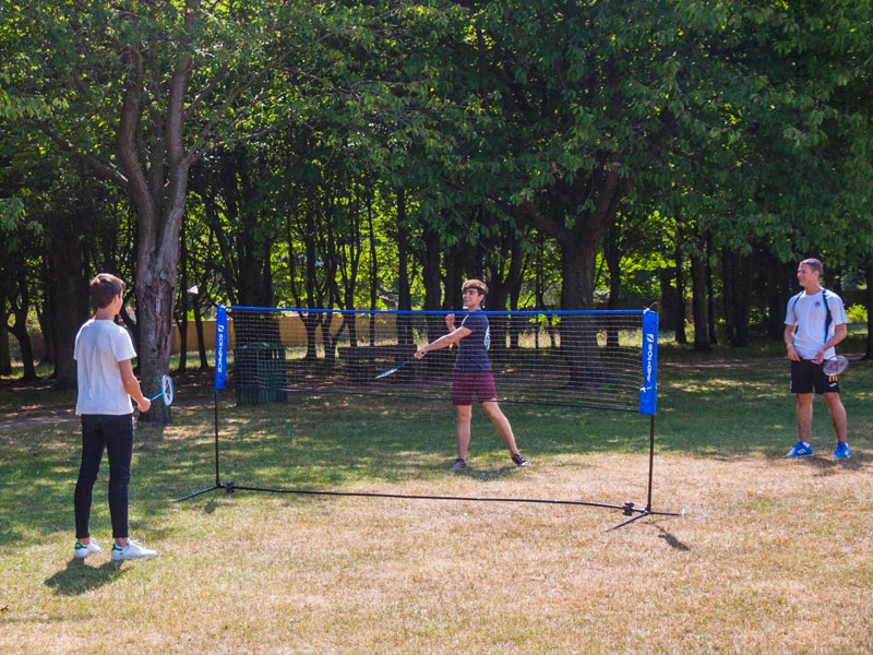 Jugendliche spielen Badminton im Freien bei der ELC Sprachschule Eastbourne