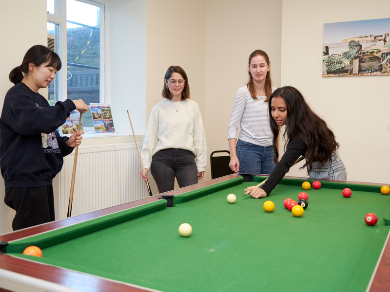 Lernende spielen Billard im Aufenthaltsraum der ELC Sprachschule Eastbourne
