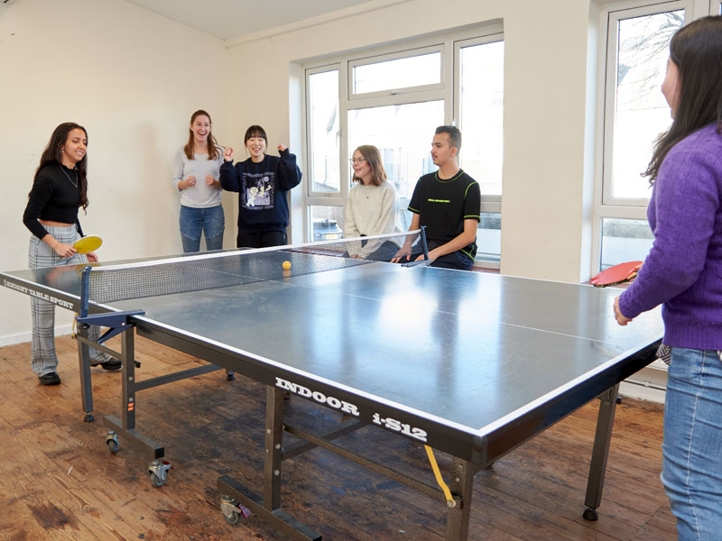 Gruppe spielt Tischtennis im Freizeitbereich der ELC Sprachschule Eastbourne