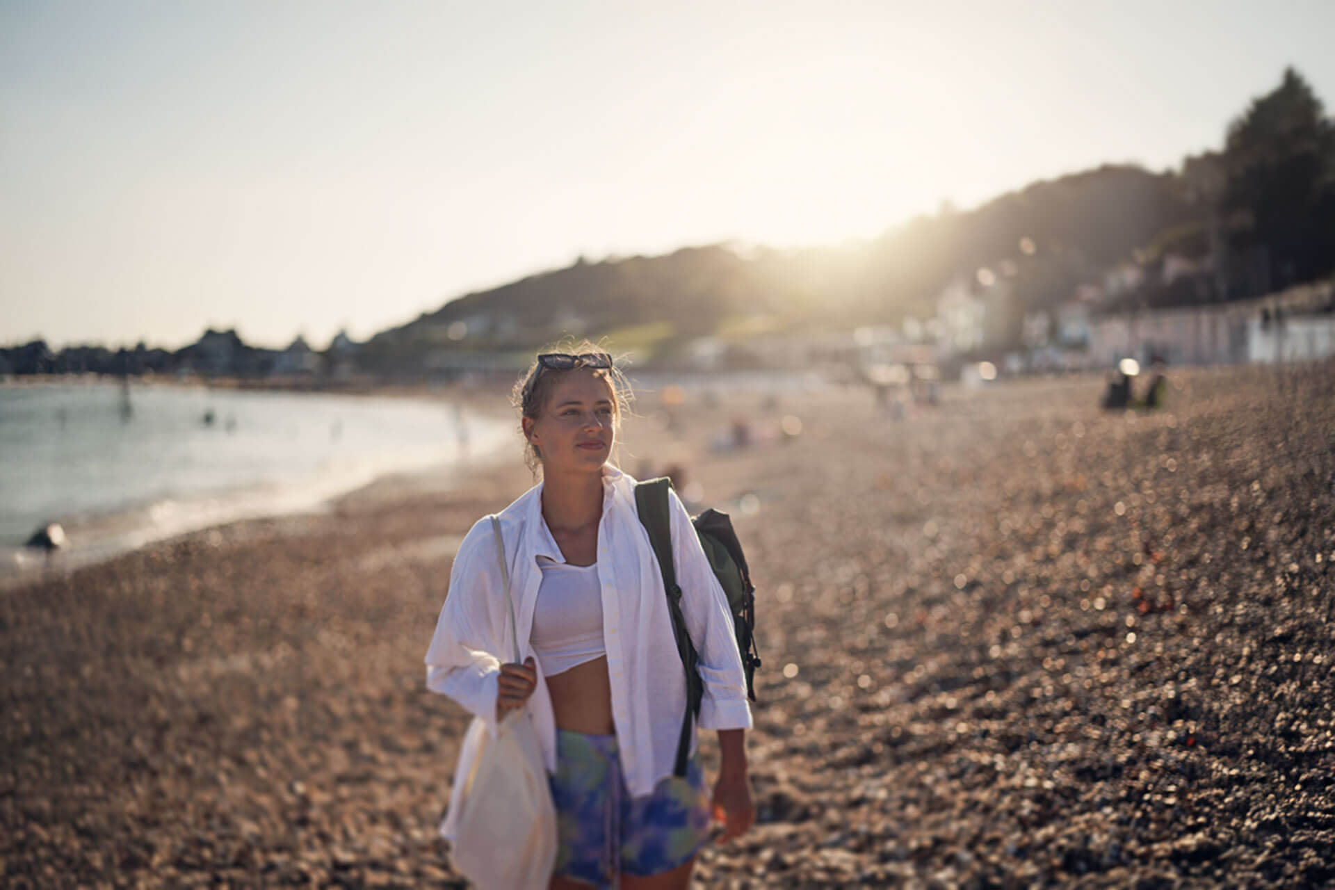 Teilnehmerin einer Englisch Sprachreise in Eastbourne bei Sonnenuntergang am Strand