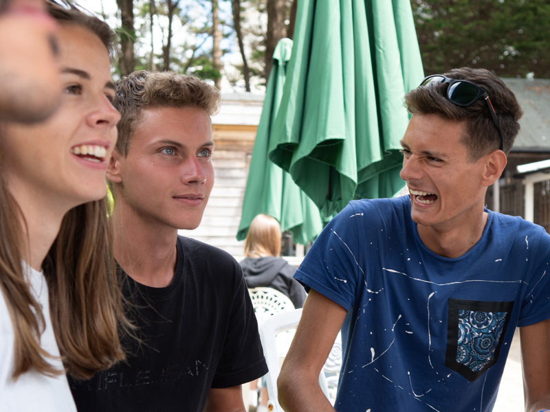 Teilnehmende im Gespräch während einer Pause im Garten der St. Giles Sprachschule Eastbourne