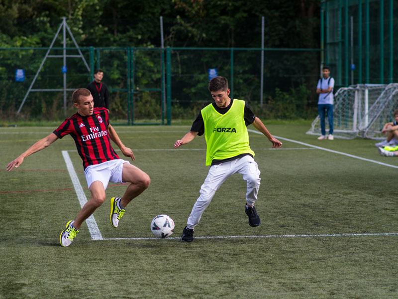 Fußballspielende im Freizeitprogramm der St. Giles Sprachschule Eastbourne
