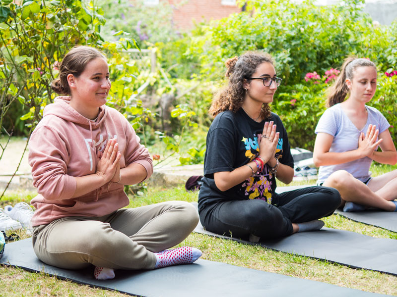 Yogaübungen im Garten der St. Giles Sprachschule Eastbourne