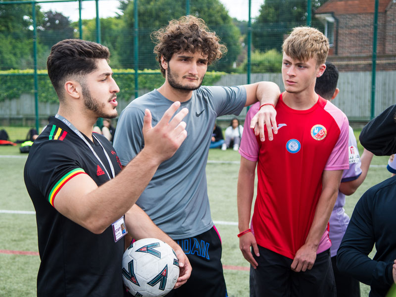 Gruppe junger Erwachsener bei der Sportaktivität der St. Giles Sprachschule Eastbourne