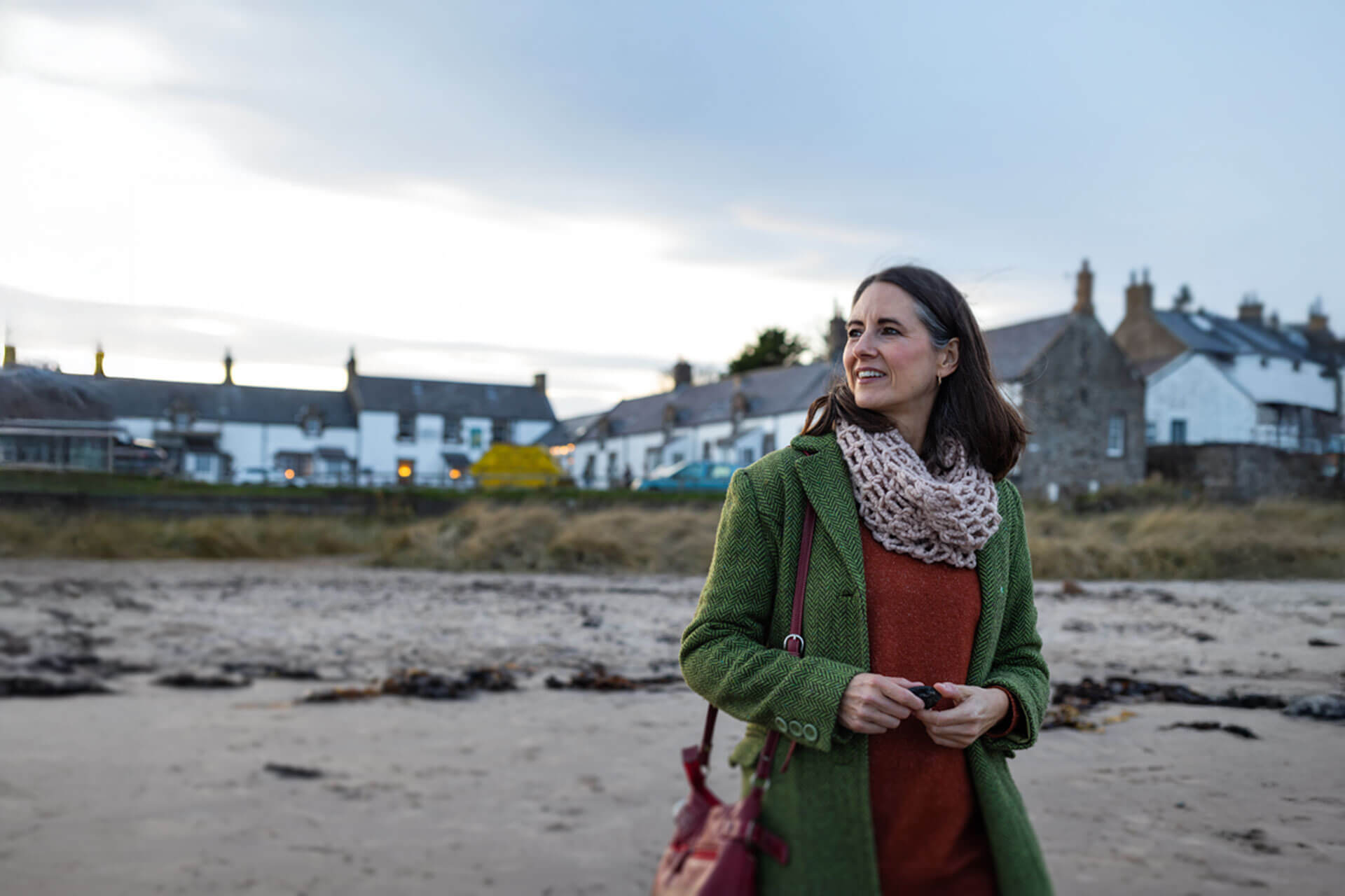 Teilnehmerin einer Englisch Sprachreise in Eastbourne bei einem Spaziergang am Strand