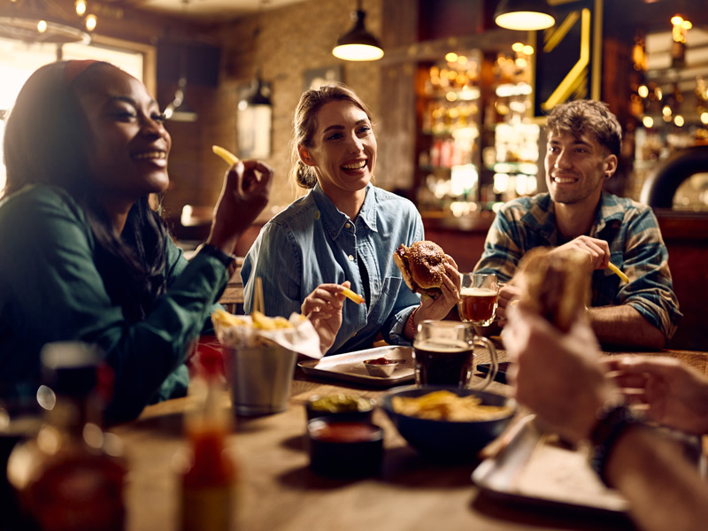 Kleine Menschengruppe im Pub - Englisch lernen und in Kultur und Alltag eintauchen. 