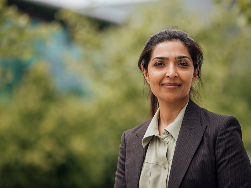 Englischlehrerin blickt in die Kamera - individueller Sprachaufenthalt beim Lehrer in England