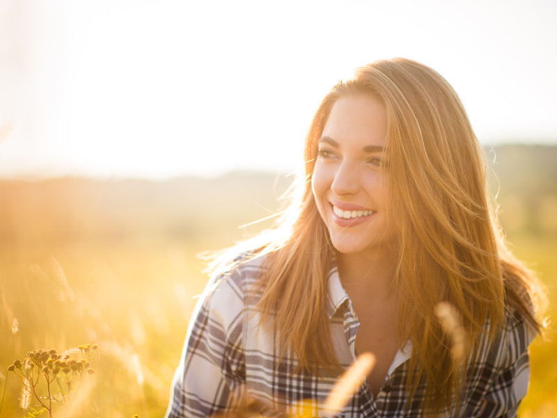 Schülerin genießt den Sonnenschein - Sprachferien in England beim Lehrer