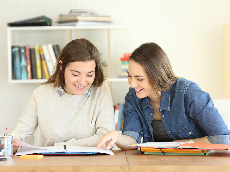 Schülerinnen beim Englischlernen - Programm im Haus des Lehrers, auch zu zweit buchbar