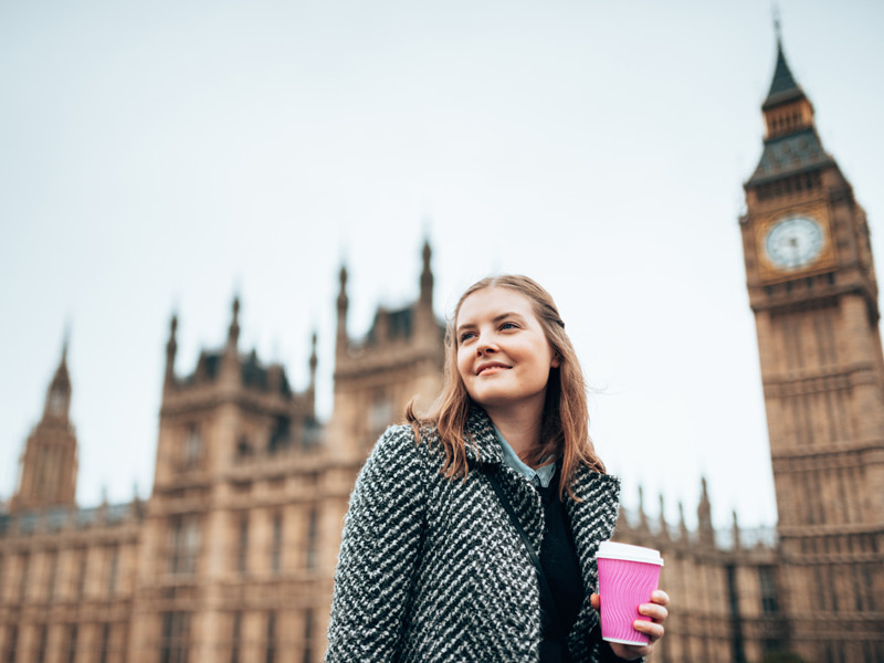 Schülerin vor Big Ben - Unterwegs beim Sprachaufenthalt beim Lehrer in England