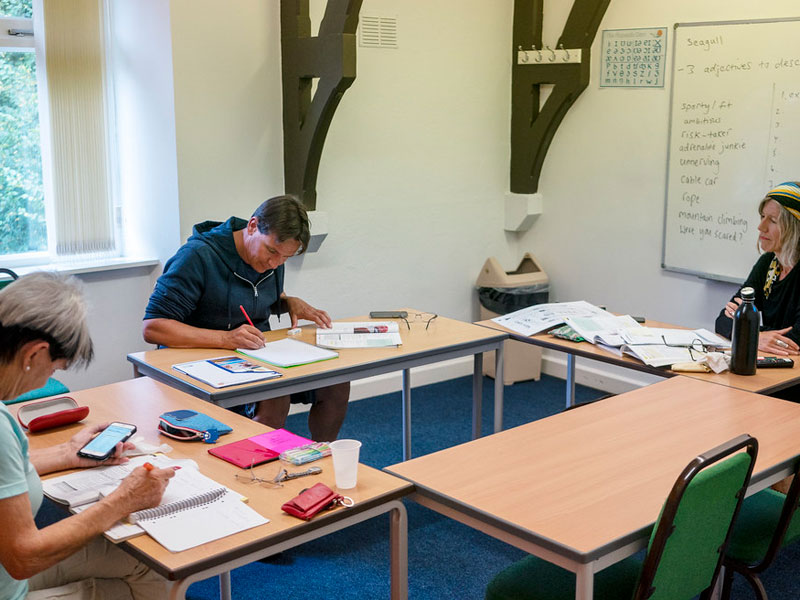 Unterricht im kleinen Klassenraum zur Vertiefung von Grammatik