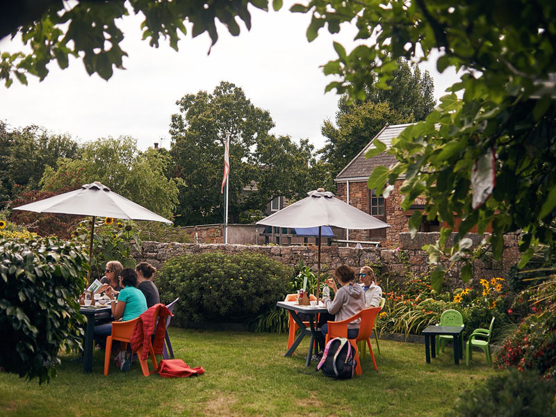 Teilnehmende beim Lernen im Garten während einer Sprachreise