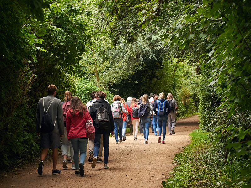 Gruppe auf Ausflug zur praktischen Anwendung im Englischkurs