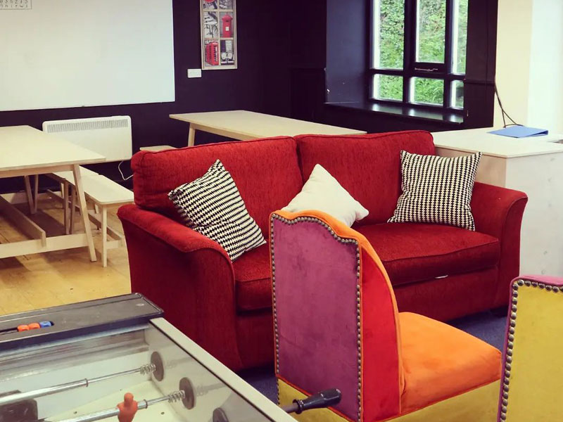 Gemeinschaftsraum zum Üben von Englischkonversation während Sprachreise