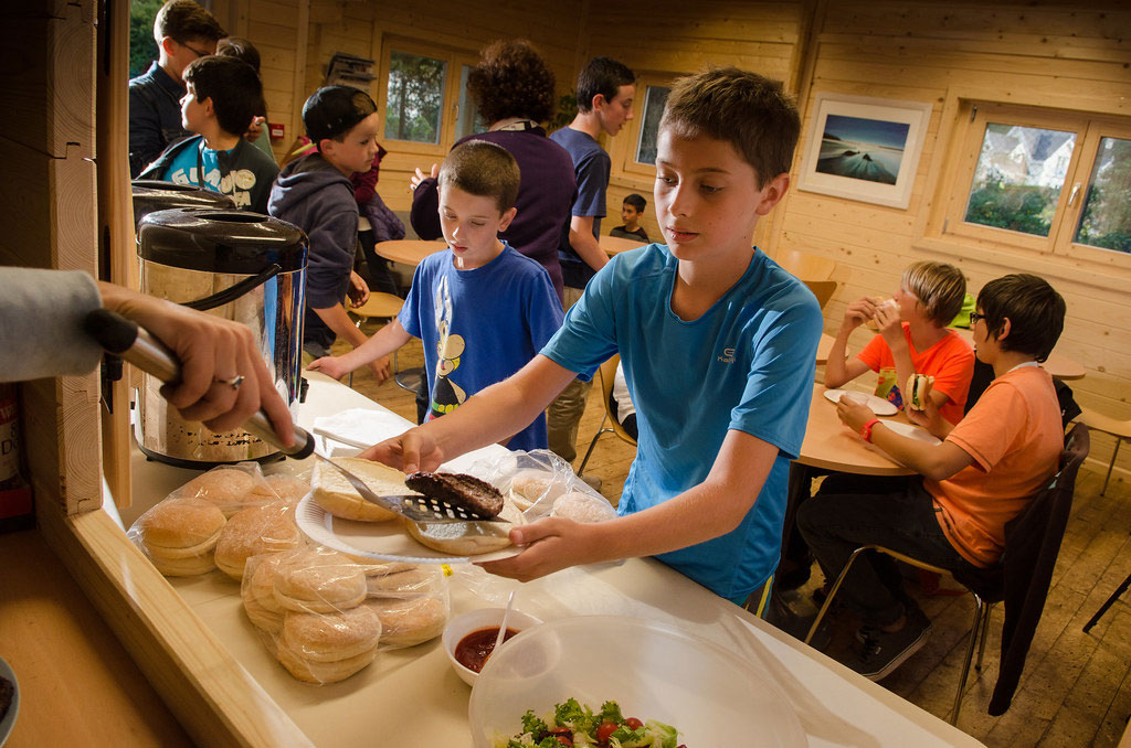 Jugendliche beim Mittagessen in der Schulkantine während des Sprachcamps auf Jersey