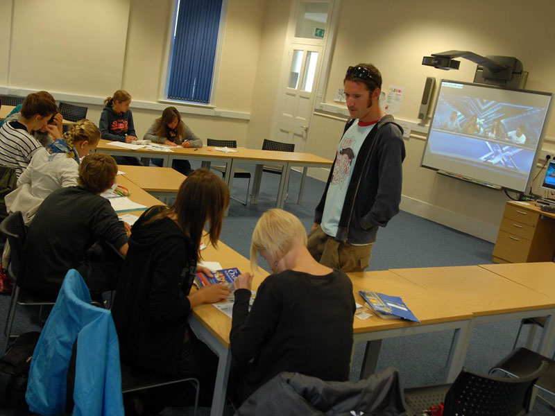 Englischunterricht an der St Brelade’s College Sprachschule Jersey mit Lehrkraft und interaktivem Bildschirm