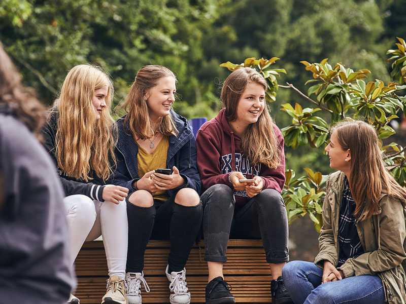 Schülerinnen im Gespräch auf dem Schulgelände der St Brelade’s College Sprachschule Jersey