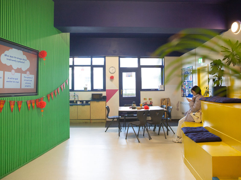 Moderna area comune della scuola di lingue Bayswater Liverpool, con posti a sedere e zone studio