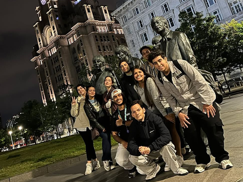 Studenti della scuola di lingue Bayswater Liverpool durante una visita guidata serale a Liverpool