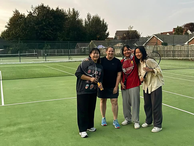 Attività sportive della scuola di lingue Bayswater Liverpool: gli studenti giocano a tennis sul campo