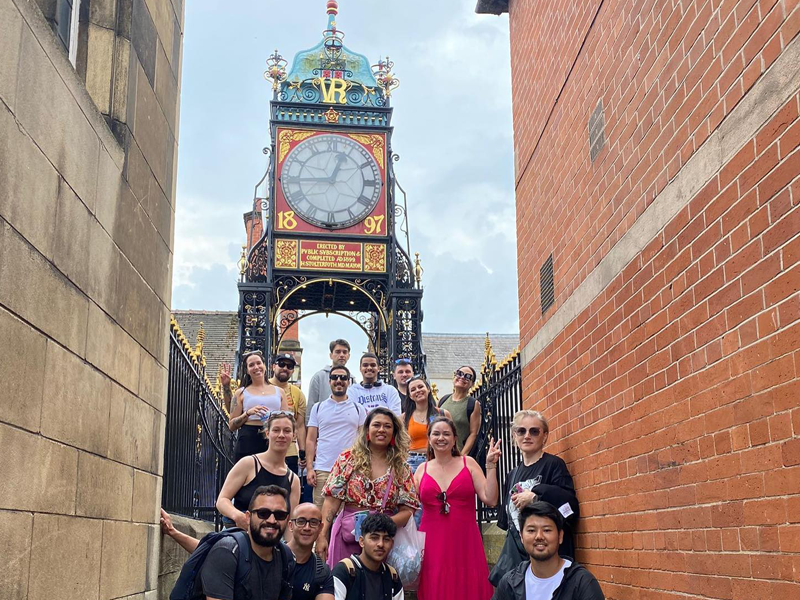 Studenti internazionali della scuola di lingue Bayswater Liverpool durante una gita all'orologio storico di Liverpool