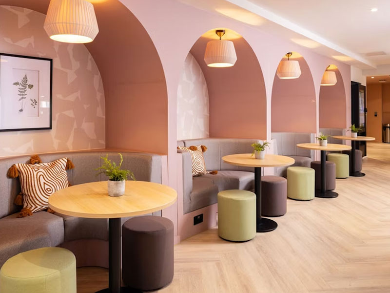 Moderna area lounge della residenza Byrom Point a Liverpool, con accoglienti angoli salotto
