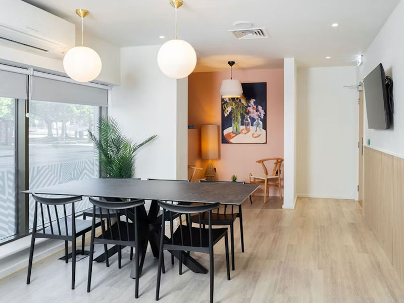 La moderna zona pranzo della Residenza Byrom Point, pensata per studiare e mangiare insieme