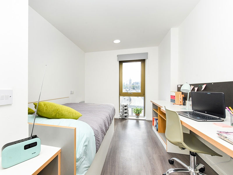 Moderna camera singola nella residenza Byrom Point a Liverpool, dotata di letto e scrivania