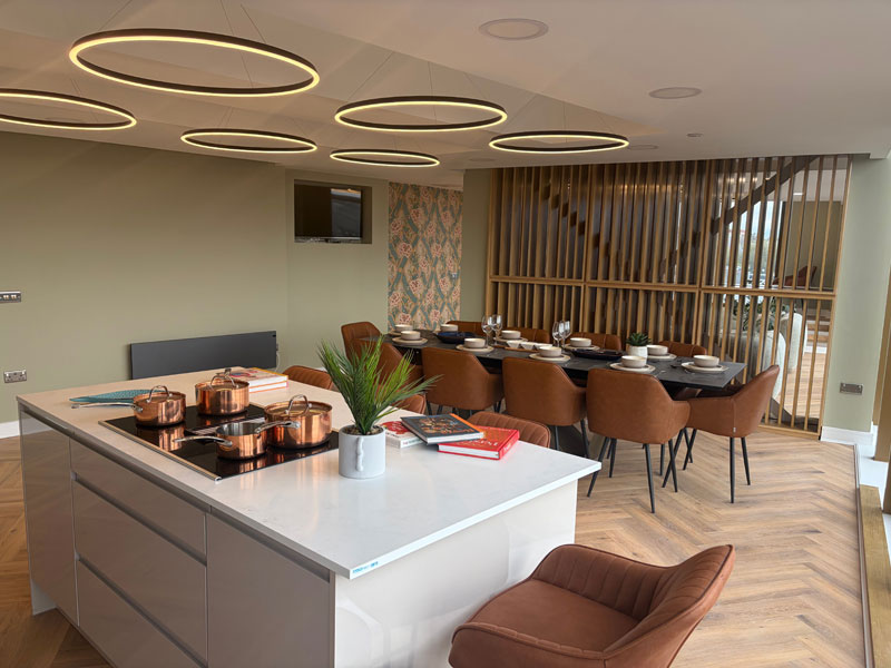 Luminosa cucina in comune del residence monolocale a Liverpool con un grande tavolo da pranzo